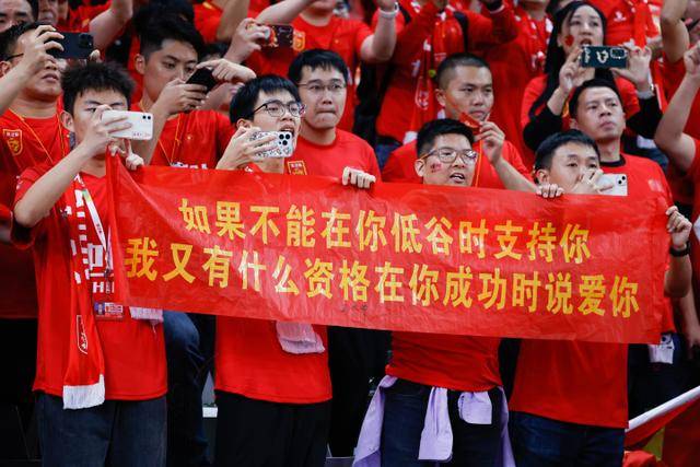 电讯报：图赫尔希望球员既能专注训练，也能形成一种“兄弟情谊”